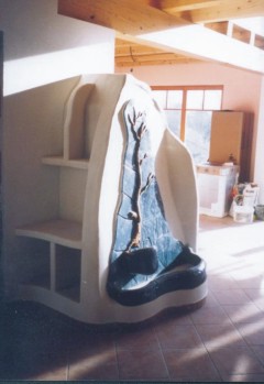 Egyedi tervezésû vakolt kályha polcrendszerrel, keramikus által tervezett kompozícióval